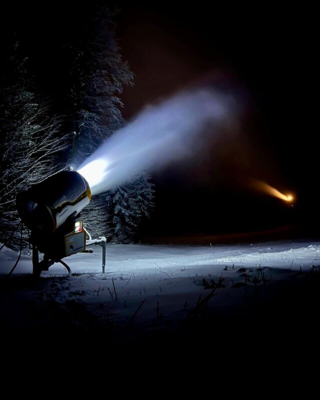 Zasněžujeme ve dne i v noci! ❄️

Naše sněžná děla jedou naplno, aby byly sjezdovky připravené na vaši první jízdu. 🎿✨
Brzy na svahu! 🙌